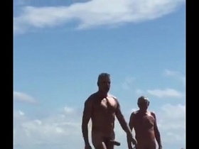 Coroa com o pau enorme caminhando na praia