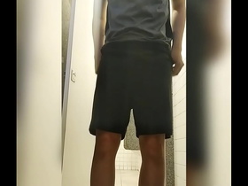 Troquei de roupa no banheiro p&uacute;blico com a porta aberta e fui flagrado