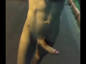 Magrelo pelad&atilde;o na rua